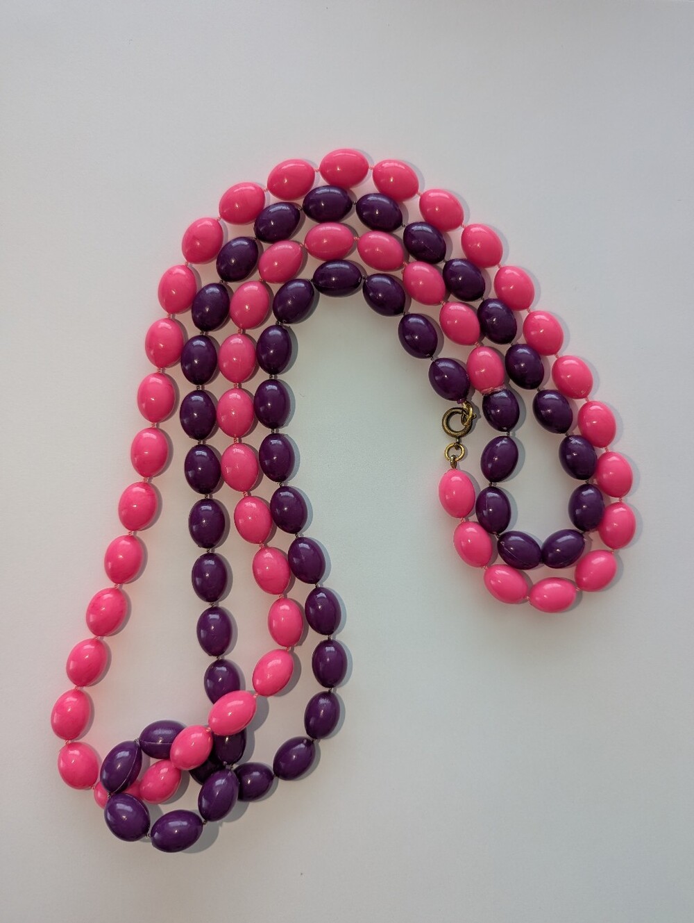 VTG PURPLE & PINK PLASTIC OPERA FLAPPER NECKLACE